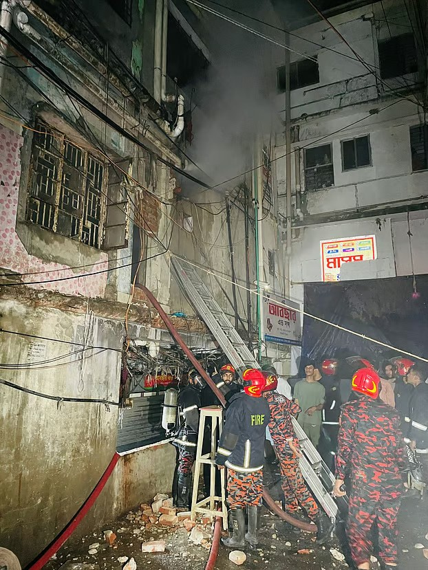 চট্টগ্রামের টেরিবাজারে পোশাক গুদামে ভয়াবহ আগুন