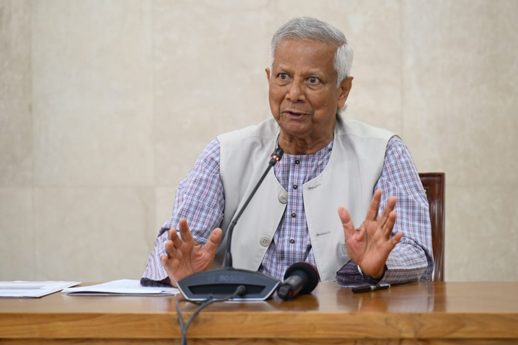 জাতীয় নিরাপত্তা ইস্যুতে তিন বাহিনী প্রধানদের সঙ্গে বৈঠকে প্রধান উপদেষ্টা ।