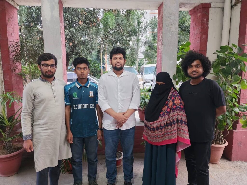 তথ্য উপদেষ্টা ও শিক্ষার্থী হুসাইন ডিবি অফিসে আলোচনায় বসেছেন