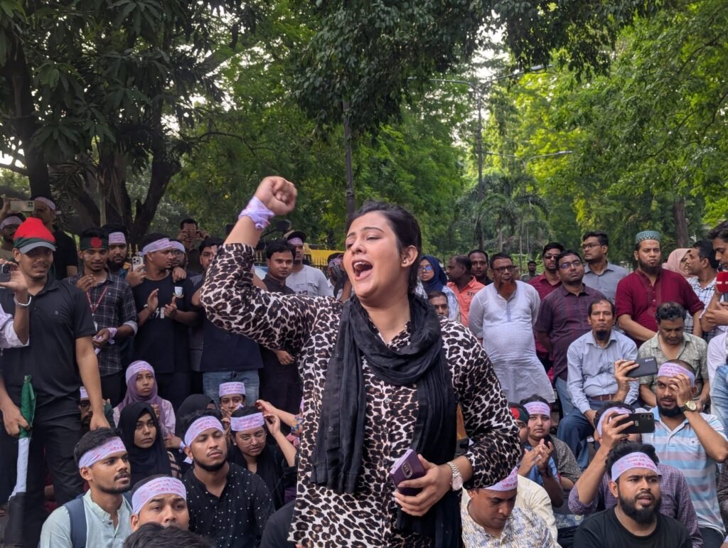 আবাসন সংকটসহ চার দফা দাবিতে টানা তৃতীয় দিনের মতো আন্দোলন চালিয়ে যাচ্ছেন জগন্নাথ বিশ্ববিদ্যালয়ের (জবি) শিক্ষার্থীরা। শুক্রবার (১৬ মে) বিকেলে রাজধানীর কাকরাইল মোড়ে তারা গণঅনশন শুরু করেন।