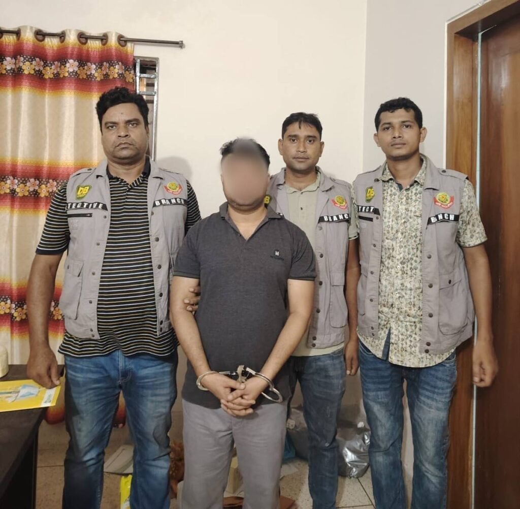 উত্তরায় জাল সনদ চক্রের মূলহোতা গ্রেফতার, উদ্ধার বিপুল পরিমাণ জাল ডকুমেন্ট