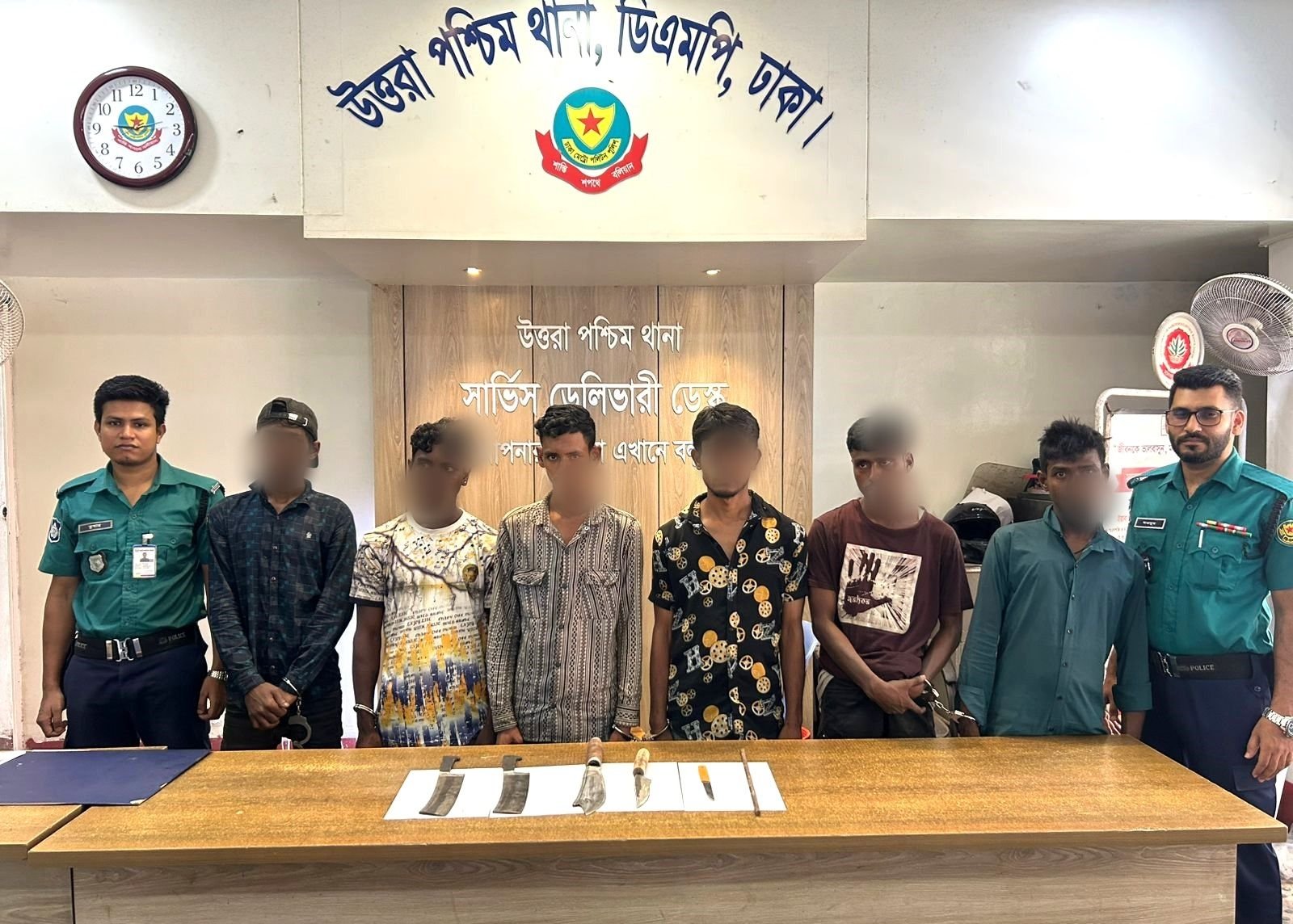 উত্তরায় ডাকাতির প্রস্তুতিকালে ৬ জন গ্রেফতার, উদ্ধার দেশীয় অস্ত্র