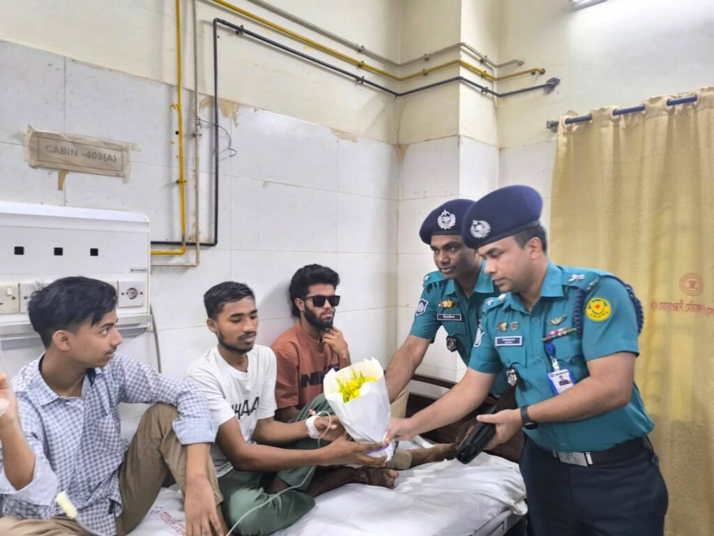 জুলাই আন্দোলনে আহতদের খোঁজখবর নিলো ডিএমপি প্রতিনিধি দল