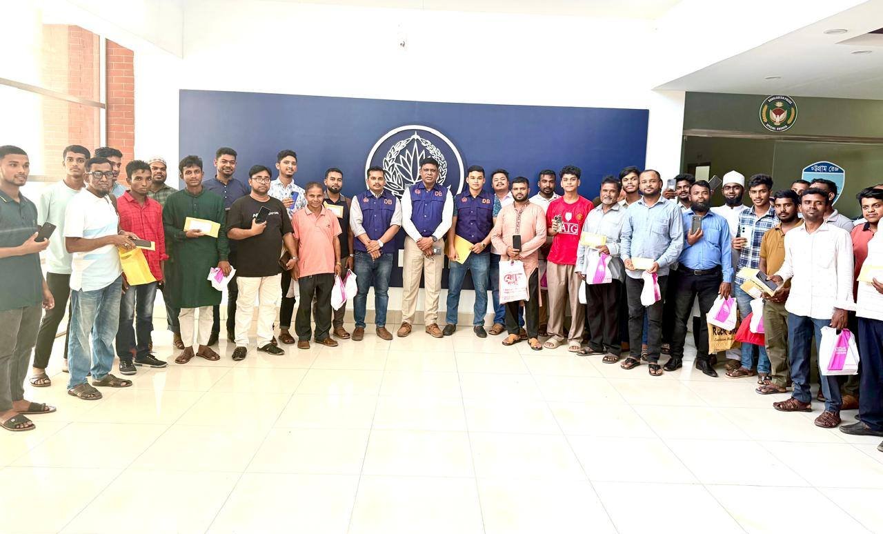 চট্টগ্রামে জেলা পুলিশের অভিযান: ৫১টি হারানো মোবাইল উদ্ধার