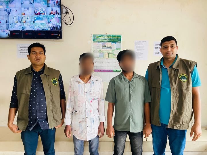 সিটিটিসির অভিযানে মোহাম্মদপুরে কিশোর গ্যাং ও মাদক ব্যবসায়ী দুই সদস্য আটক