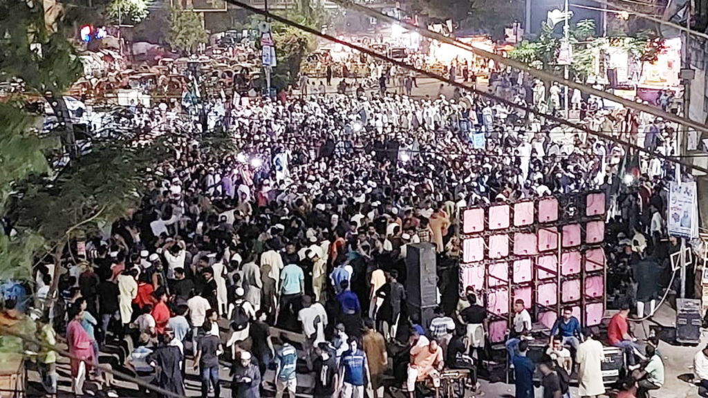 আওয়ামী লীগকে নিষিদ্ধ করার দাবিতে টানা ১০ ঘণ্টা ধরে শাহবাগে অবস্থান নেয় ছাত্র ও সাধারণ জনগণ।