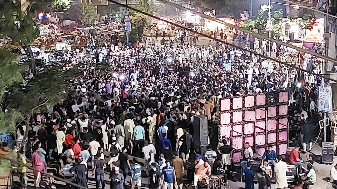 আওয়ামী লীগকে নিষিদ্ধ করার দাবিতে টানা ১০ ঘণ্টা ধরে শাহবাগে অবস্থান নেয় ছাত্র ও সাধারণ জনগণ।