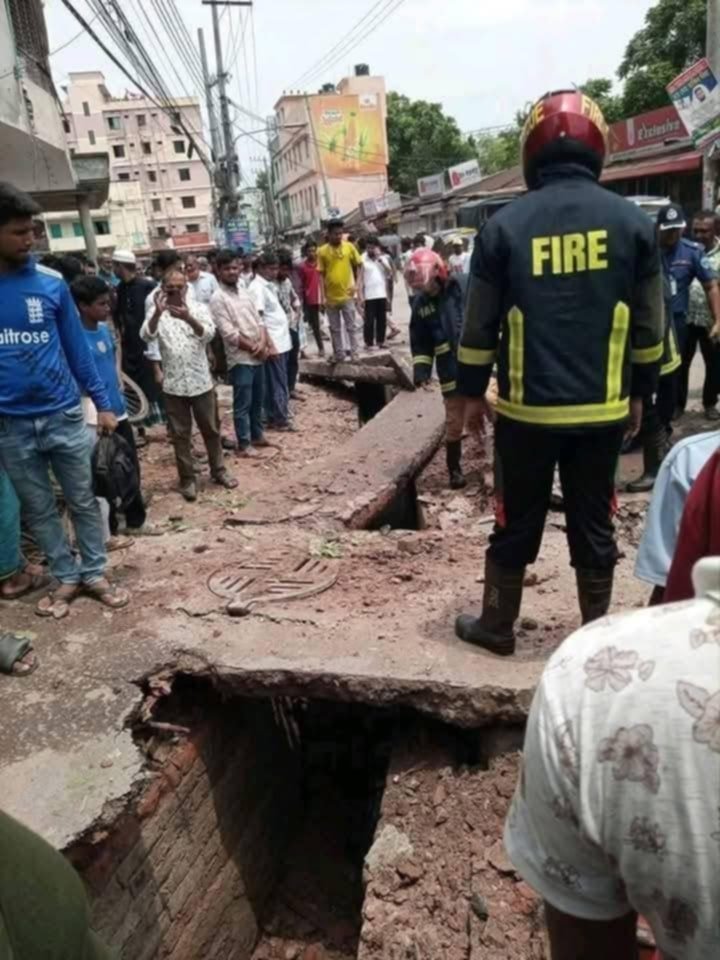 চাঁদপুরে ড্রেন বিস্ফোরণে আহত কয়েকজন, শিক্ষার্থীও রয়েছে আহতদের মধ্যে।