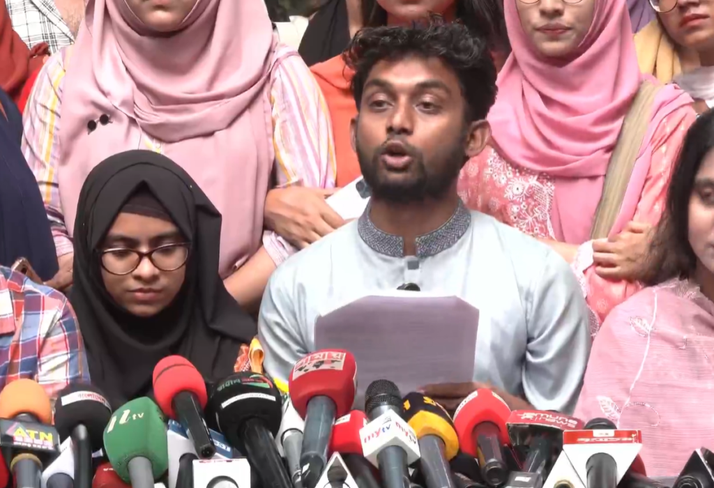 রাজধানীর সাতটি সরকারি কলেজের শিক্ষার্থীরা ‘ঢাকা কেন্দ্রীয় বিশ্ববিদ্যালয়’ গঠন নিয়ে দ্রুত পদক্ষেপ নেওয়ার দাবি জানিয়ে আগামী রোববার (১৯ মে) পর্যন্ত অন্তর্বর্তীকালীন প্রশাসন গঠনের প্রজ্ঞাপন না হলে কঠোর আন্দোলনের হুঁশিয়ারি দিয়েছেন।