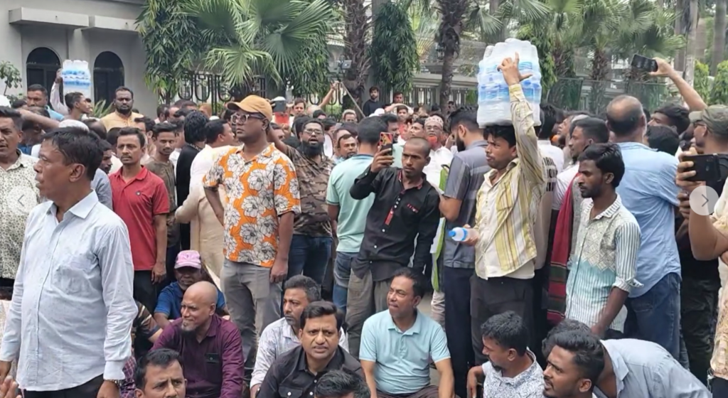 ঢাকা দক্ষিণ সিটি কর্পোরেশনের (ডিএসসিসি) মেয়র হিসেবে ইঞ্জিনিয়ার ইশরাক হোসেনকে দ্রুত শপথ পড়ানোর দাবিতে টানা চতুর্থ দিনের মতো নগরভবনের সামনে বিক্ষোভ চালিয়ে যাচ্ছেন তার সমর্থকরা।