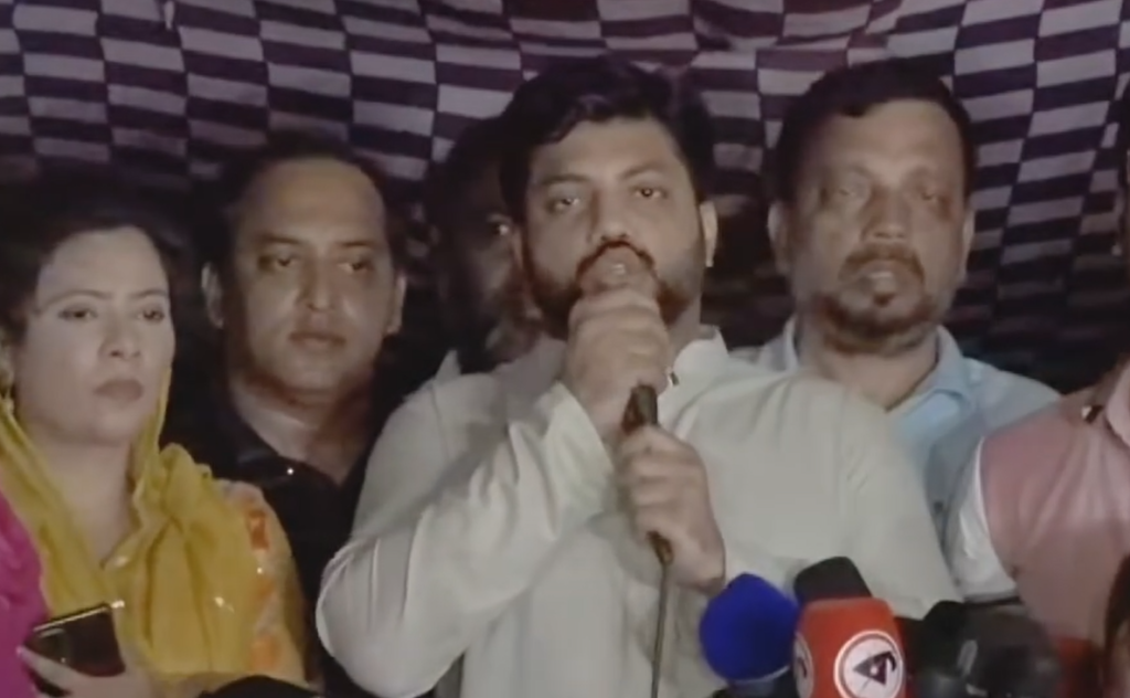 অবশেষে আন্দোলনকারীদের সঙ্গে রাজপথে ইশরাক হোসেন, সমর্থকদের মাঝে প্রাণচাঞ্চল্য