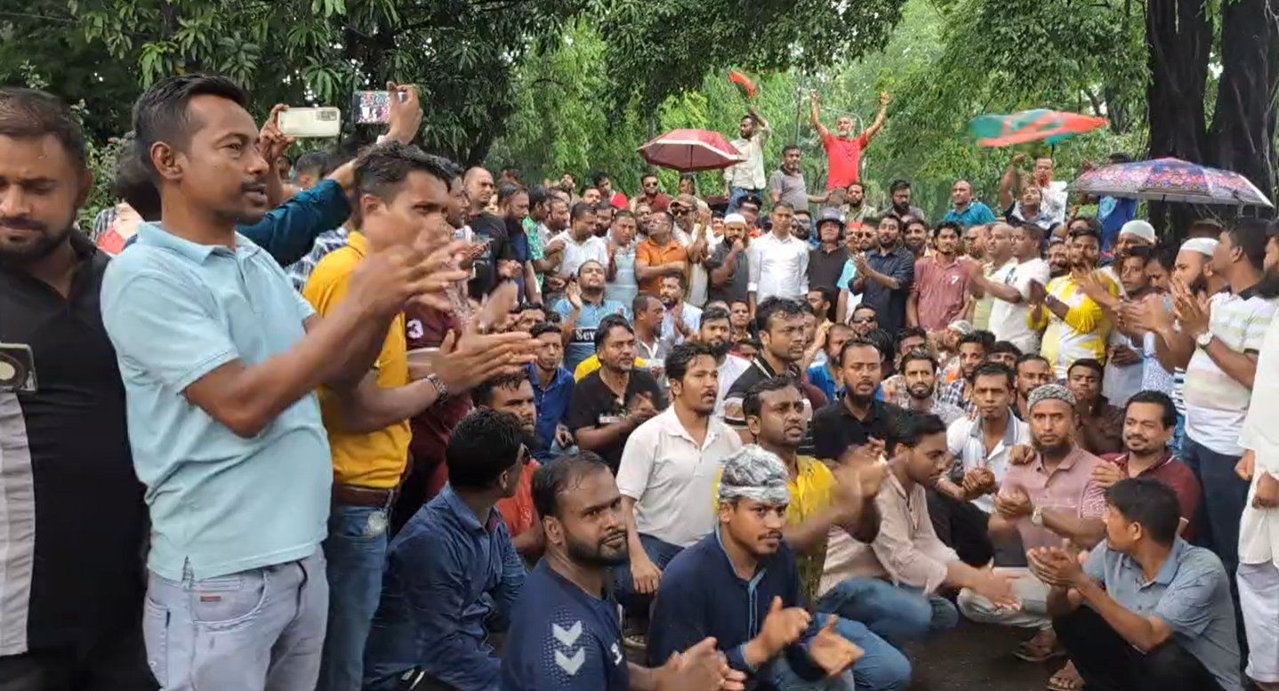 বৃষ্টির মধ্যেও মেয়রের দায়িত্ব বুঝে নিতে ইশরাকপন্থীদের টানা অবস্থান