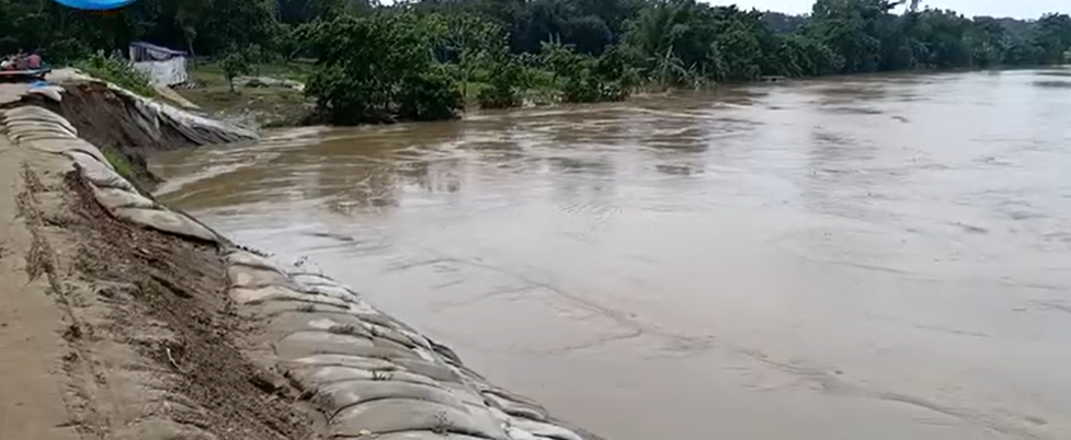 হবিগঞ্জে খোয়াই নদীর বাঁধে ধস, বন্যার আশঙ্কায় এলাকাবাসীর উদ্বেগ