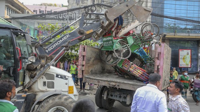 মঙ্গলবার (১৪ মে) রাজধানী ঢাকা আসাদগেট এলাকায় ঢাকা মহানগর পুলিশ (ডিএমপি) এবং ঢাকা উত্তর সিটি করপোরেশন (ডিএনসিসি) যৌথভাবে ব্যাটারিচালিত রিকশার বিরুদ্ধে অভিযান পরিচালনা করেছে।
