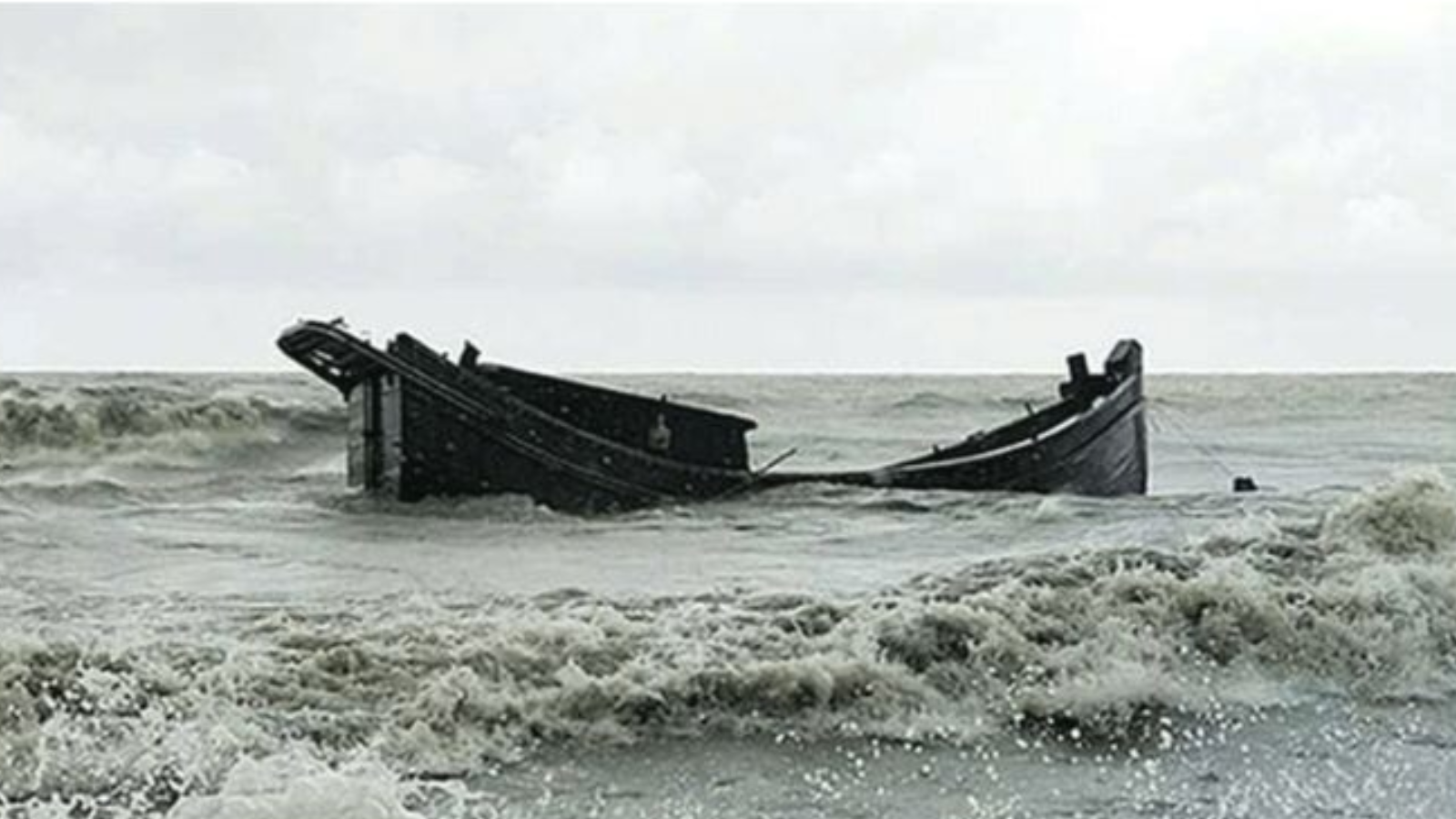 হাতিয়ায় মেঘনায় যাত্রীবাহী ট্রলার ডুবি, নিখোঁজ ১৯ জন