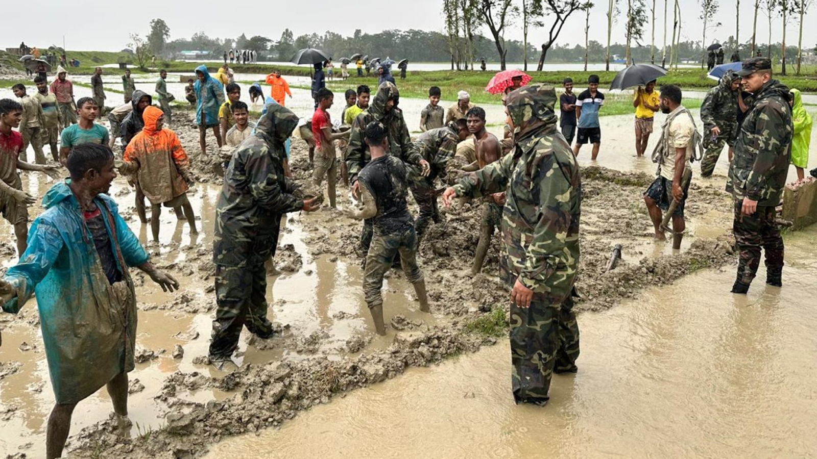 আনোয়ারায় ভেঙে যাওয়া বাঁধে সেনাবাহিনীর জরুরি সহায়তা