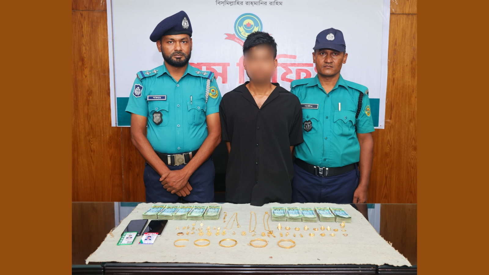 ব্ল্যাকমেইল ও প্রতারণা: কোতোয়ালী থানা পুলিশের অভিযানে ১৬ ভরি স্বর্ণালঙ্কার ও নগদ টাকা উদ্ধার
