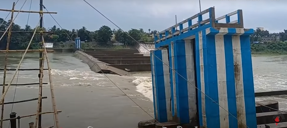 আত্রাই নদীর ভারতীয় অংশে ফের বাঁধ ভাঙন, চরম উদ্বেগে সীমান্ত এলাকার মানুষ