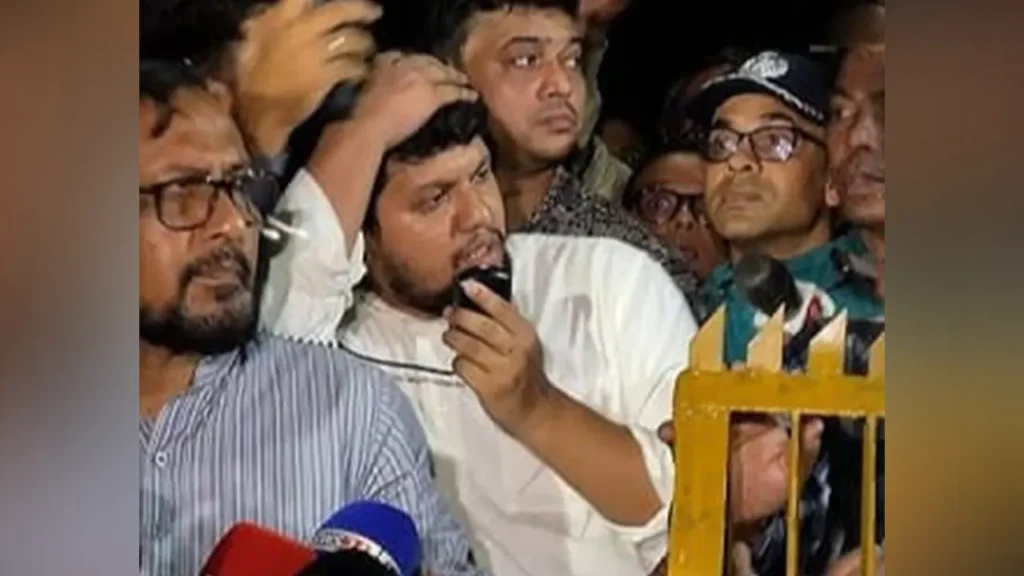 জগন্নাথ বিশ্ববিদ্যালয়ের (জবি) আন্দোলনরত শিক্ষার্থীদের সঙ্গে কথা বলার সময় তথ্য ও সম্প্রচার মন্ত্রণালয়ের উপদেষ্টা মাহফুজ আলমের ওপর পানির বোতল নিক্ষেপ করা হয়