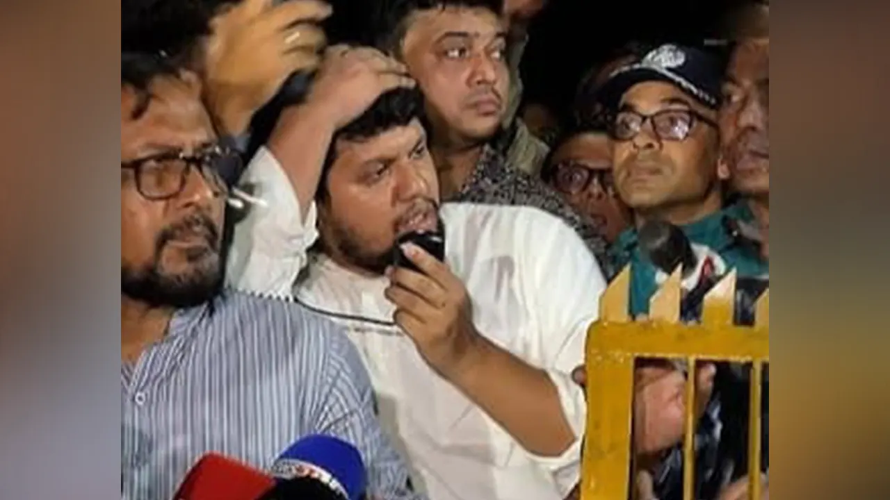 জগন্নাথ বিশ্ববিদ্যালয়ে উপদেষ্টা মাহফুজ আলমের উপর বোতল ছোড়া, উত্তপ্ত পরিস্থিতি ।
