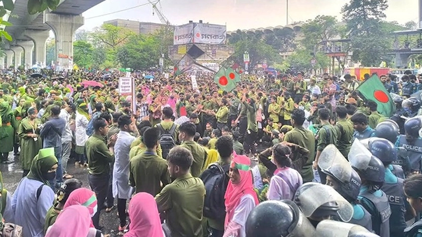 নার্সিং শিক্ষার্থীদের ডিপ্লোমা কোর্সকে ডিগ্রির সমমানে উন্নীত করার দাবিতে শাহবাগ মোড়ে অবস্থান