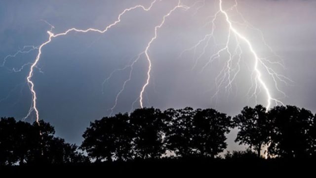 রাঙ্গামাটির লংগদু উপজেলায় বজ্রপাতে তানজিনা আক্তার (২০) নামে এক গৃহবধূর মৃত্যু হয়েছে।
