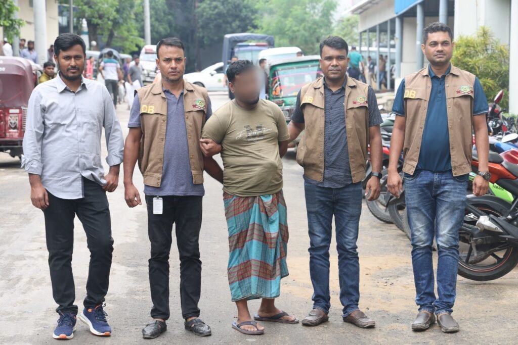 ভুয়া ডিবি পরিচয়ে প্রতারণা: চট্টগ্রাম থেকে মূল হোতা গ্রেপ্তার
