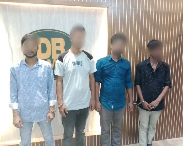 ঈদযাত্রা সুরক্ষায় ডিবির অভিযান: গুলিস্তান থেকে চার ছিনতাইকারী গ্রেফতার