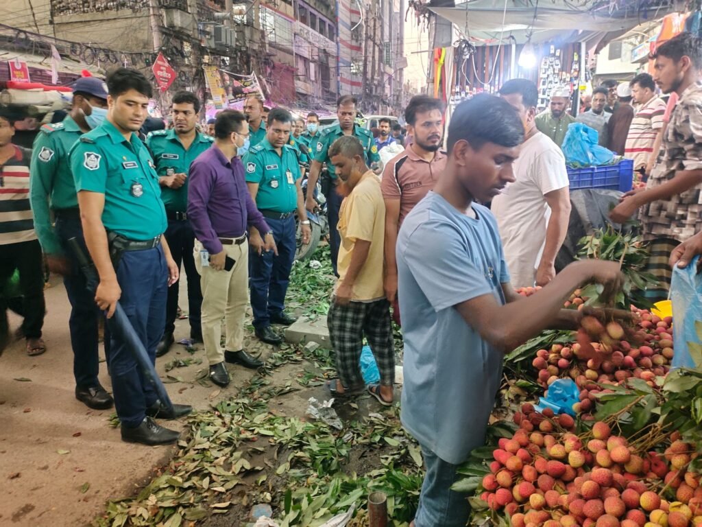রাজধানীর সড়কে শৃঙ্খলা ফেরাতে ডিএমপির অভিযান: কারাদণ্ড ও অর্থদণ্ড