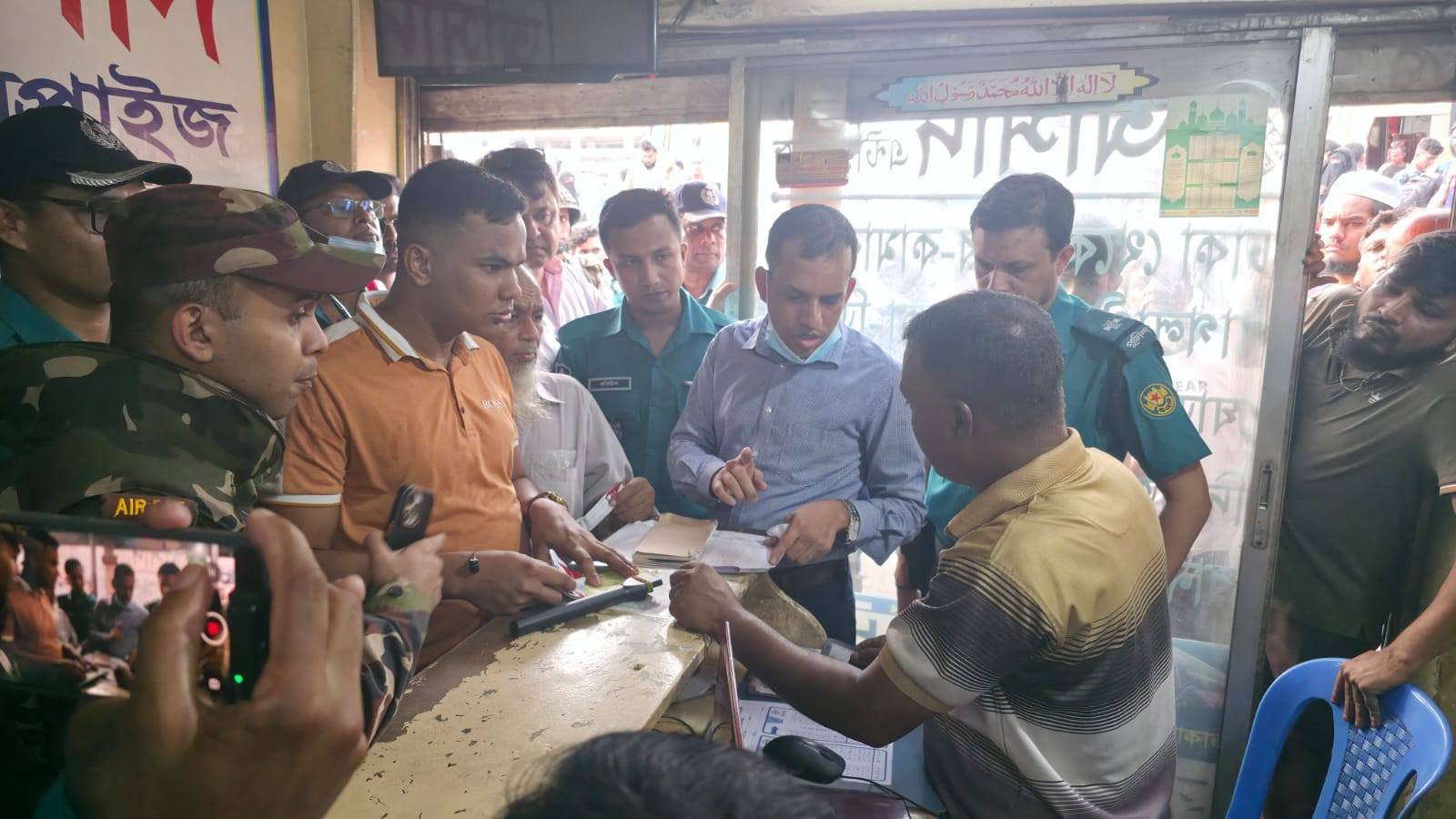 গাবতলী বাস টার্মিনালে ঈদ যাত্রীদের নিরাপত্তায় বিশেষ অভিযান, অতিরিক্ত ভাড়ায় জরিমানা