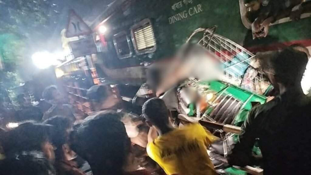 চট্টগ্রাম কালুরঘাট সেতুতে ট্রেনের সাথে গাড়ির সংঘর্ষ, হতাহতের শঙ্কা
