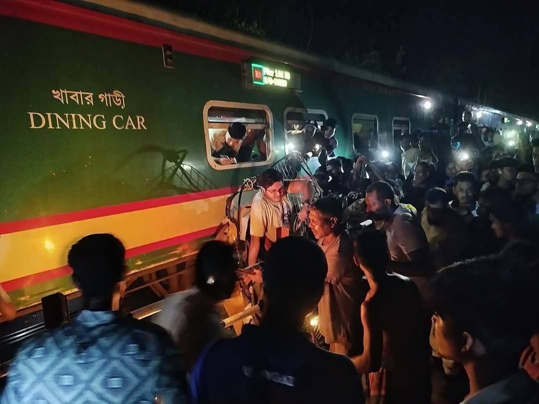 চট্টগ্রাম কালুরঘাট সেতুতে ট্রেনের সাথে গাড়ির সংঘর্ষ, হতাহতের শঙ্কা
