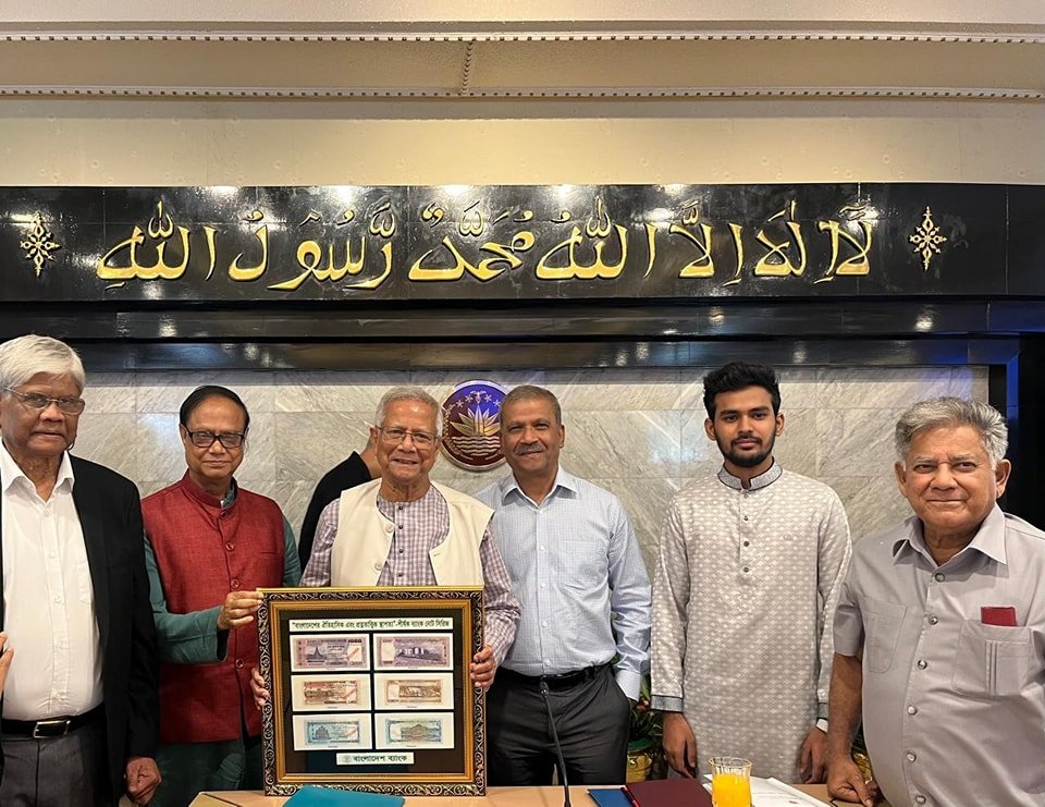 নতুন টাকার ডিজাইন প্রধান উপদেষ্টার কাছে হস্তান্তর