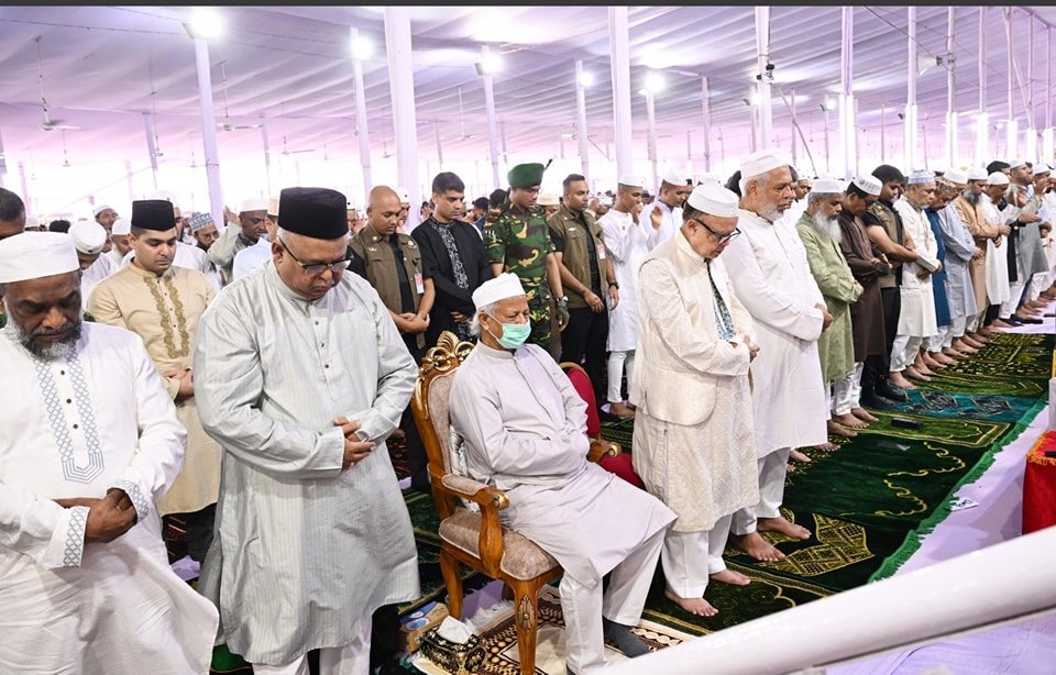 জাতীয় ঈদগাহে দেশের শান্তির প্রার্থনায় ড. ইউনূস
