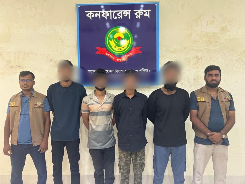 চোরাই কাপড়ের গুদামে হানা, ৭ লাখ টাকার মালামাল উদ্ধার করল সিএমপি
