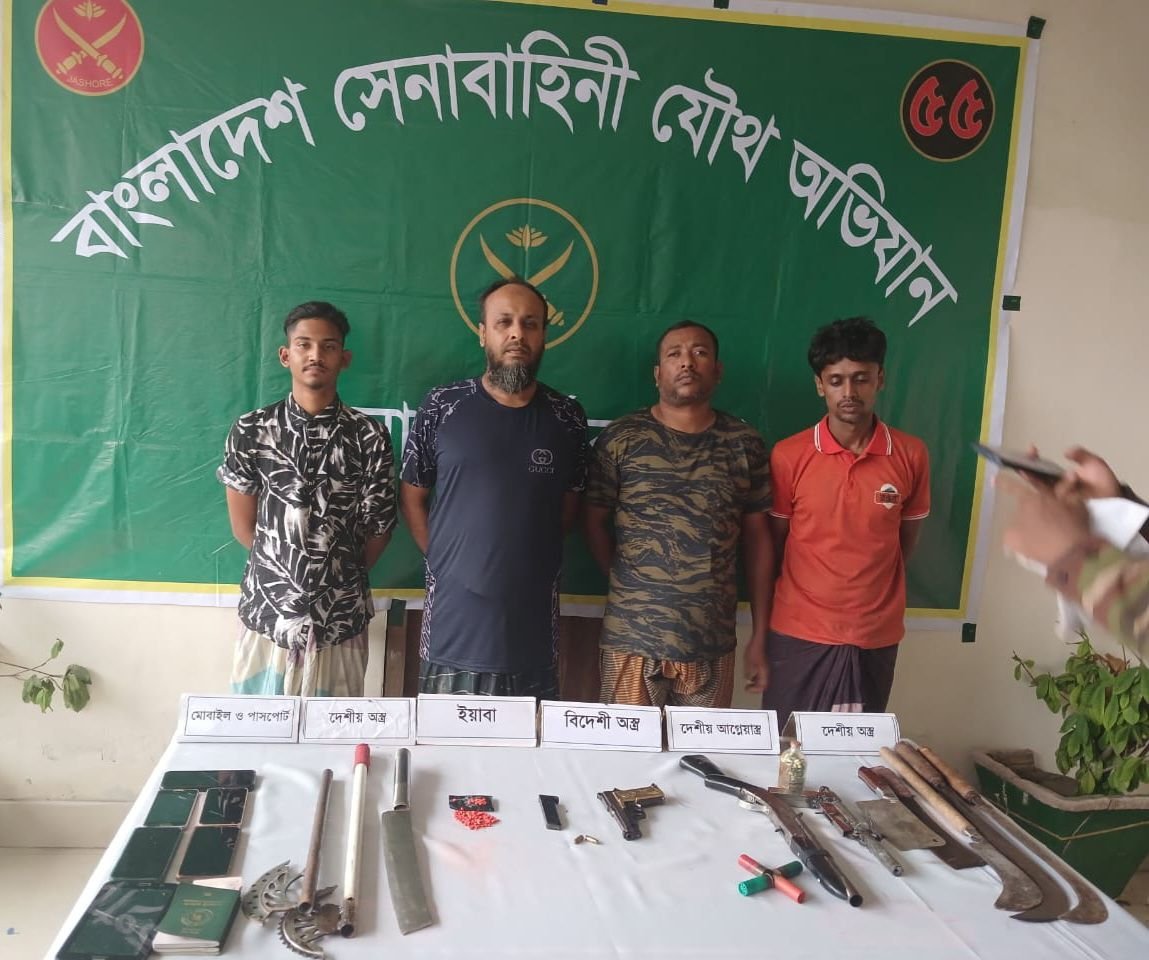 খুলনায় যৌথ অভিযানে অস্ত্র-গোলাবারুদ ও মাদকসহ ৪ কুখ্যাত সন্ত্রাসী গ্রেফতার