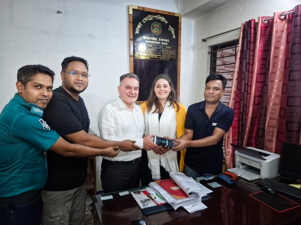 কলাবাগানে মোবাইল হারিয়ে বিপাকে ইতালীয় নাগরিক, পুলিশের দক্ষতায় উদ্ধার ৩০ মিনিটে