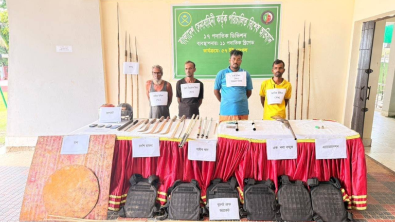 সুনামগঞ্জের দিরাইয়ে সেনাবাহিনীর নেতৃত্বে যৌথ অভিযান, অস্ত্রসহ গ্রেফতার ৪ সন্ত্রাসী