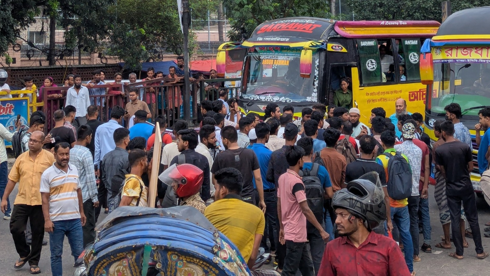 UIU শিক্ষার্থীদের সড়ক অবরোধ, বহিষ্কারা দেশ প্রত্যাহারের দাবি