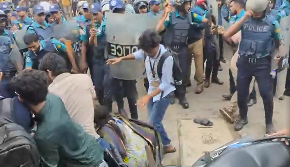 নতুনবাজারে UIU শিক্ষার্থীদের উপর পুলিশের লাঠিচার্জ