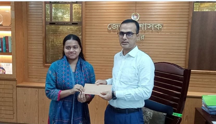 চাঁদপুরের তিন মেধাবী শিক্ষার্থীর পাশে জেলা প্রশাসক।