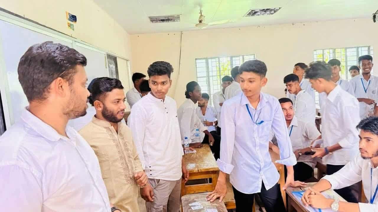 পরীক্ষার হলে দলবল নিয়ে ঢুকে পড়লেন ছাত্রদল নেতা, ছবি তুলে দিলেন ফেসবুকে!!