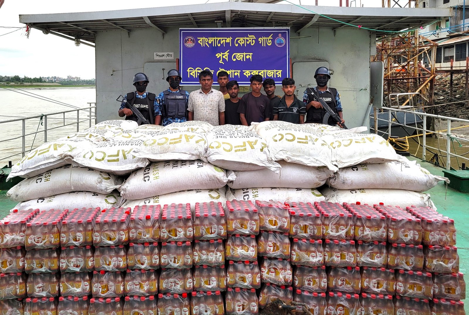 কক্সবাজার উপকূলে বিপুল পরিমাণ সার ও এনার্জি ড্রিংক্সসহ ৬ পাচারকারী আটক