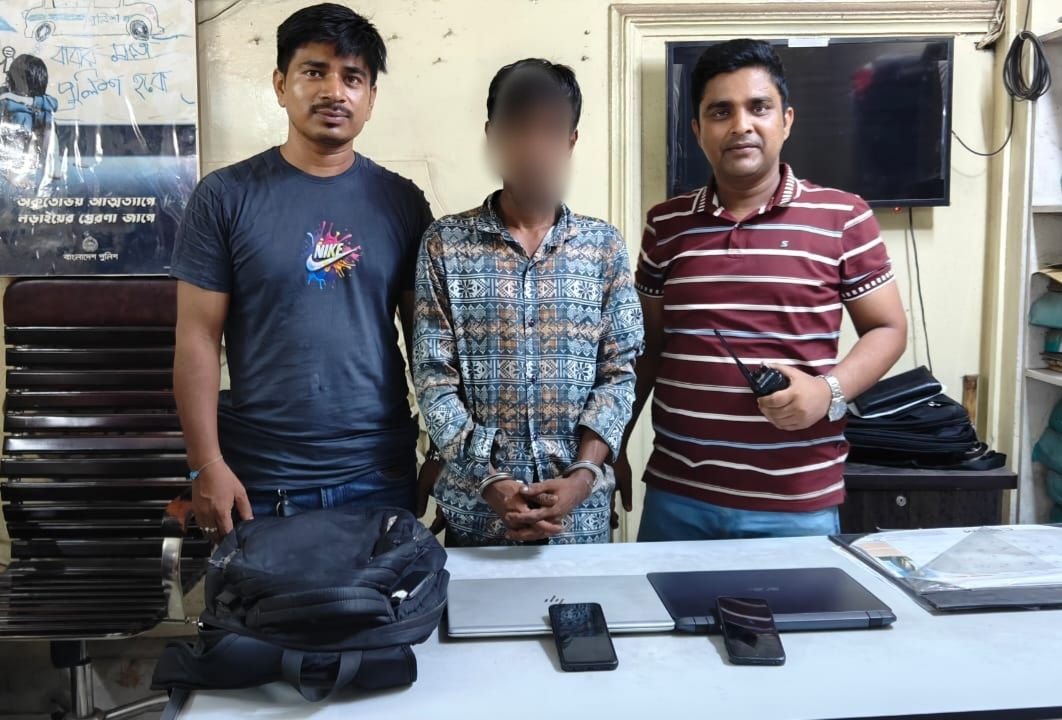জুরাইনে চেকপোস্টে চোর আটক, উদ্ধার চোরাই ল্যাপটপ ও মোবাইল