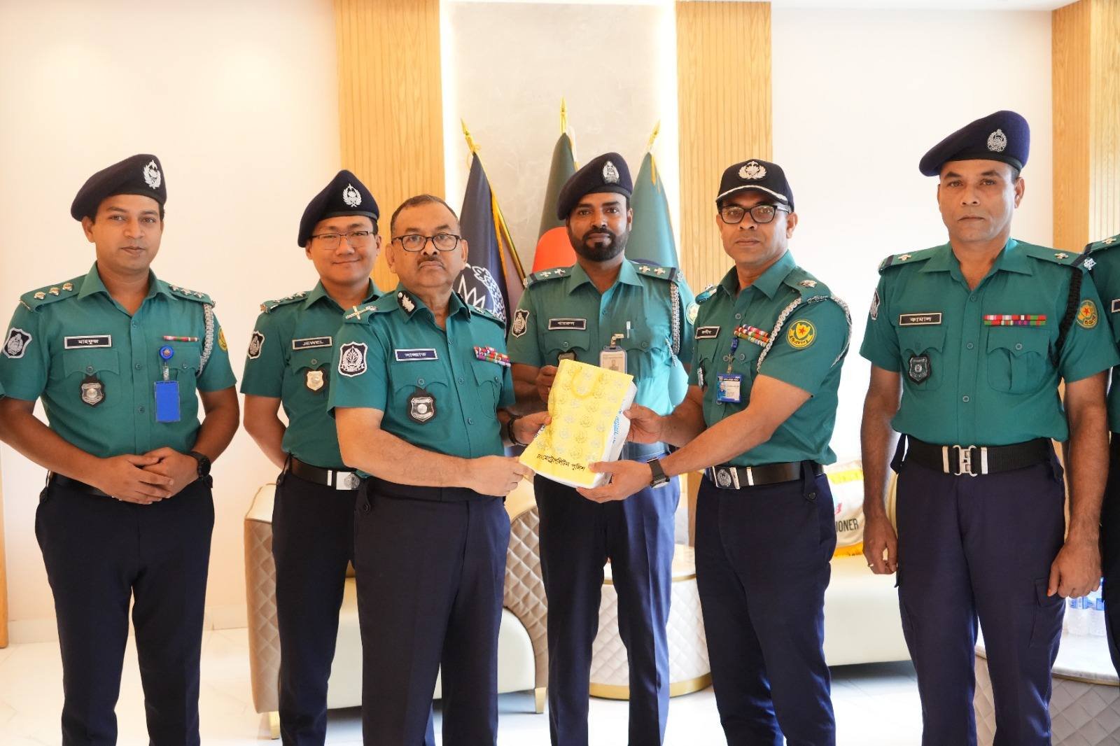 সোহাগ হত্যা মামলায় আসামি গ্রেফতার করায় ৭ পুলিশ সদস্যকে পুরস্কৃত করলেন ডিএমপি কমিশনার