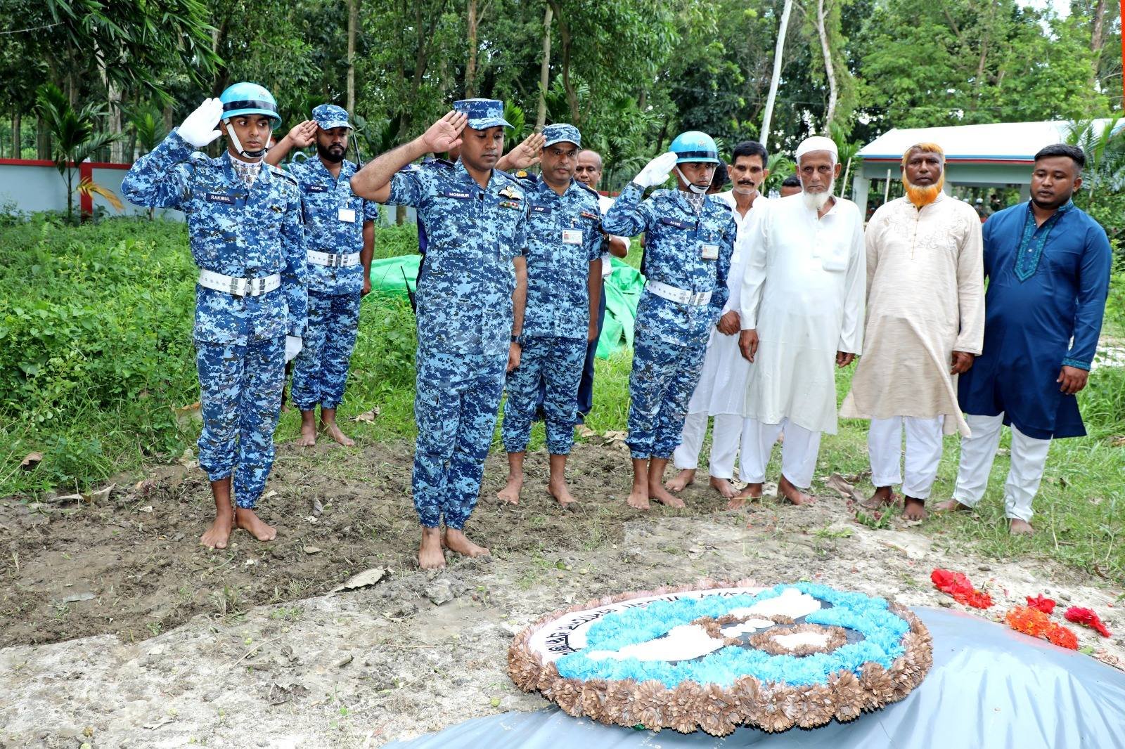 মানবিকতার প্রতীক শিক্ষিকা মাসুকা বেগমের সমাধিতে বিমান বাহিনীর পক্ষ থেকে পুষ্পস্তবক অর্পণ