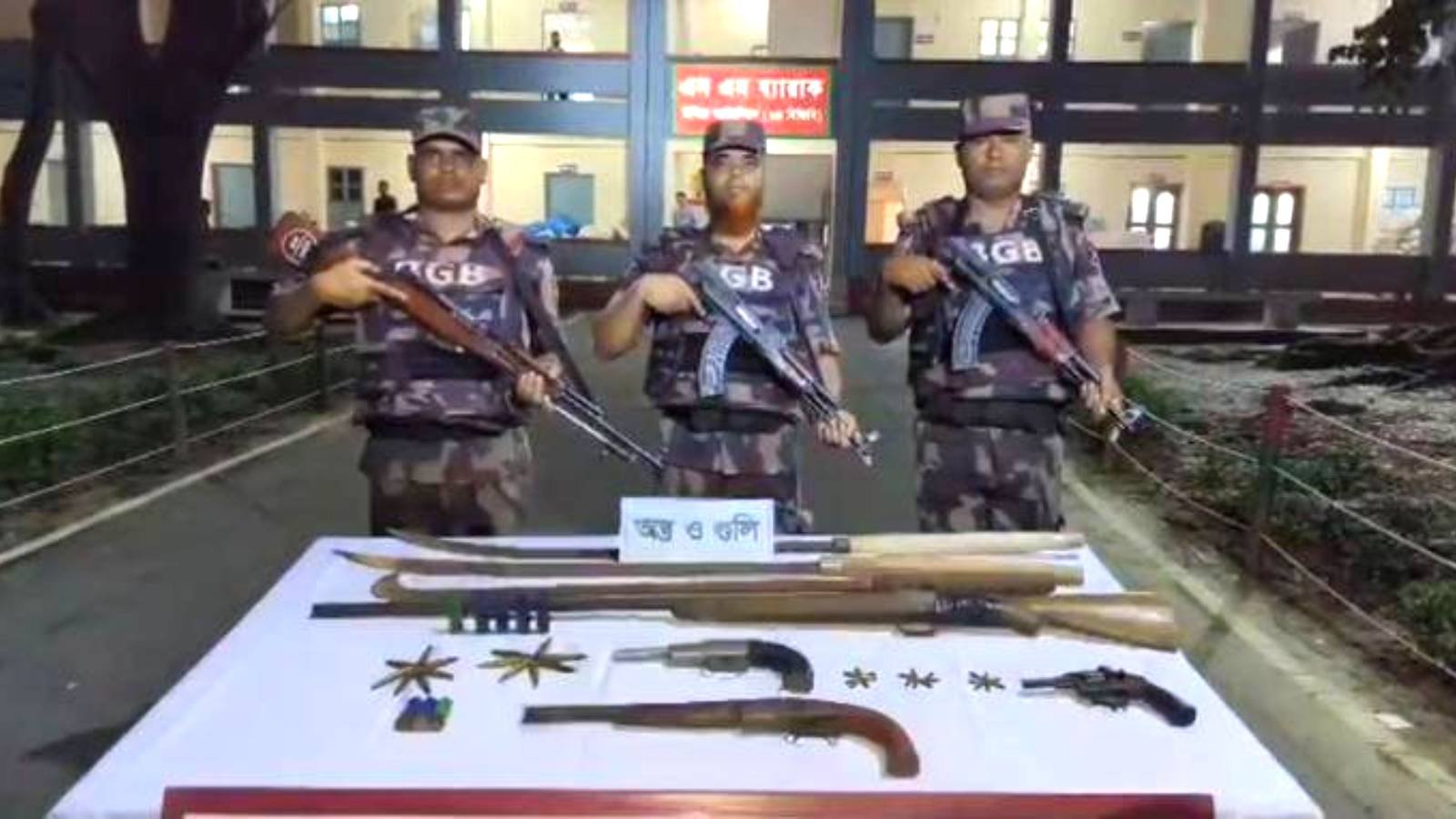 টেকনাফে বিজিবির অভিযানে বিদেশি অস্ত্র ও গুলি উদ্ধার