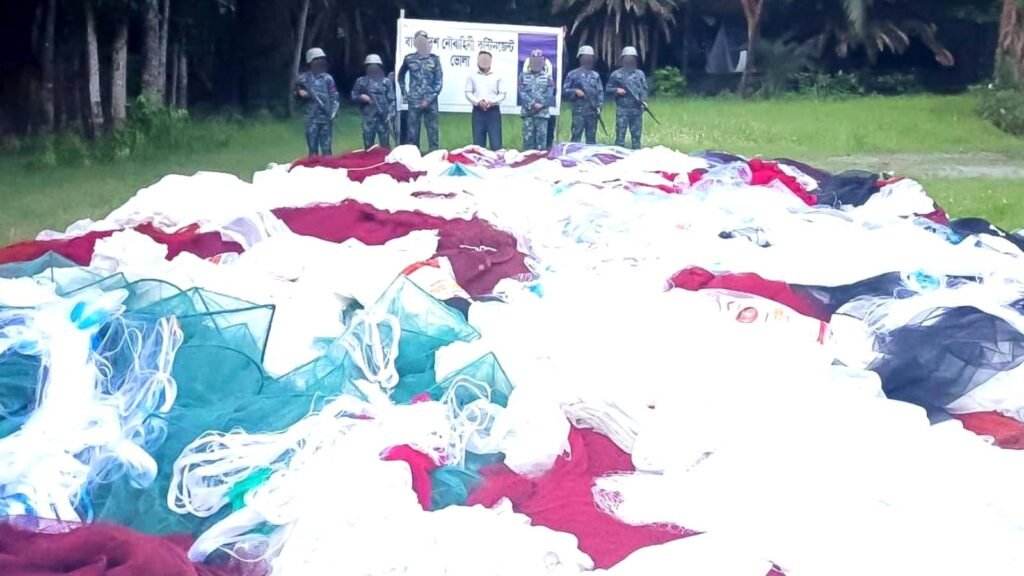 ভোলার লালমোহনে নৌবাহিনীর অভিযানে আড়াই কোটি টাকার অবৈধ জাল জব্দ