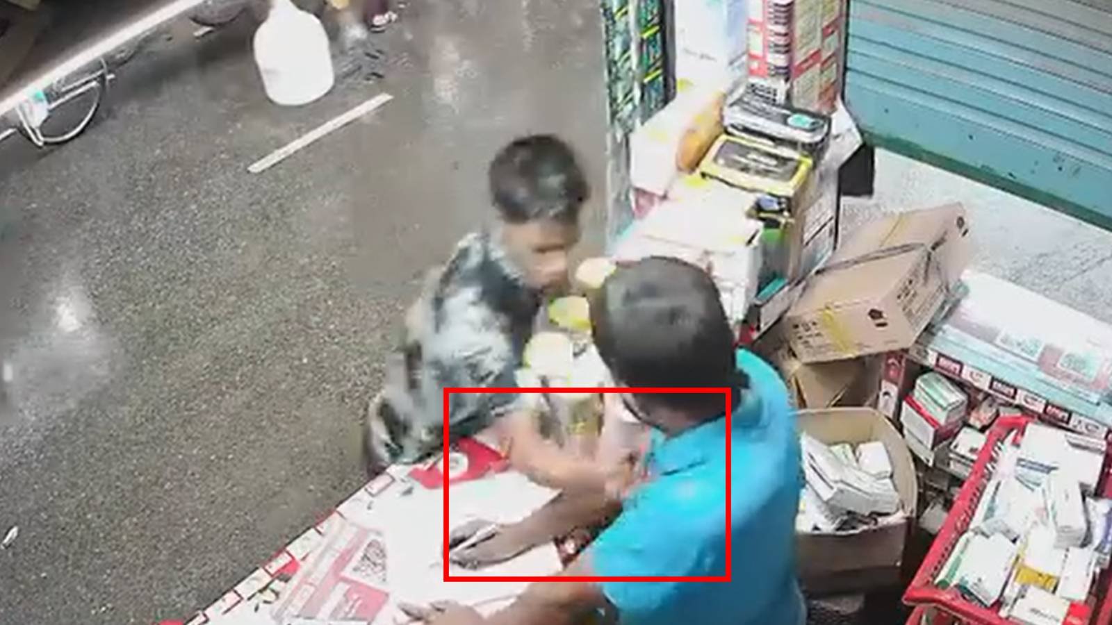 চকবাজারে ফার্মেসি মালিককে ছুরিকাঘাত: হামলাকারী গ্রেফতার