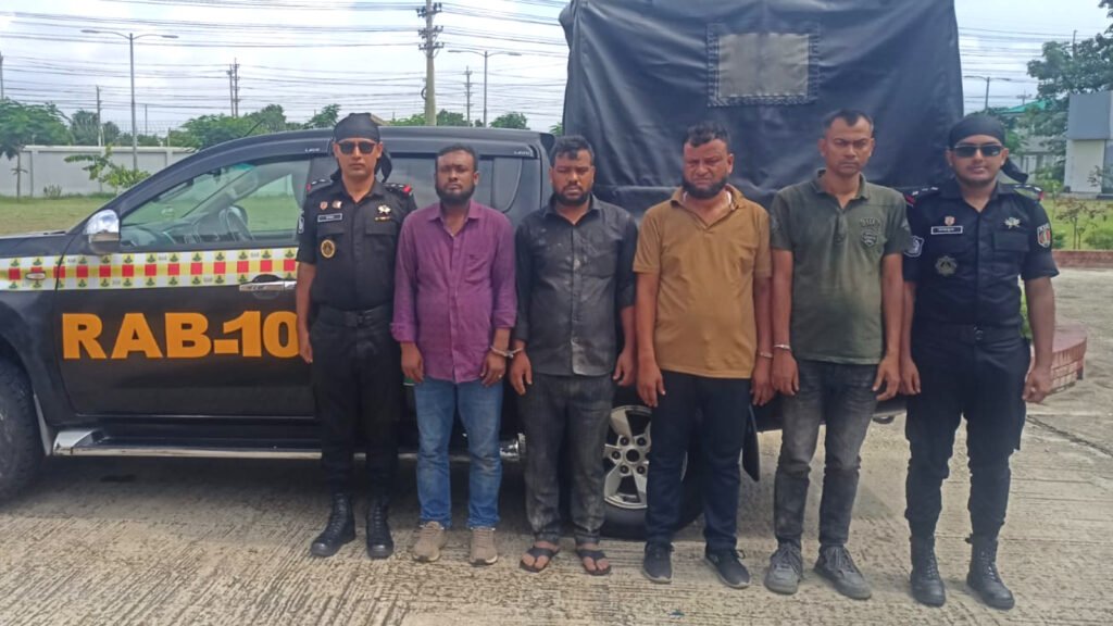 ফরিদপুরে র‌্যাব পরিচয়ে ডাকাতি: পাঁচজন গ্রেফতার, উদ্ধার জাল সরঞ্জাম ও মাইক্রোবাস